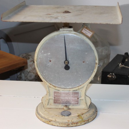 Tuote 206. Vanha pakettivaaka. Mitat: K 36 cm, S 31 cm, L 33,5 cm. Hinta 75 €